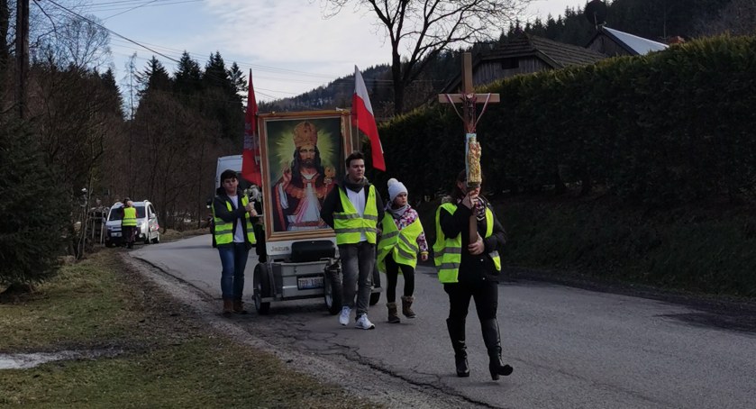 Niecodzienna pielgrzymka już w powiecie suskim (video)