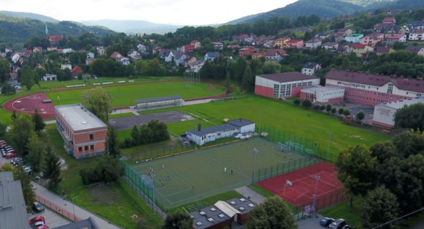 Sucha Beskidzka: Kto i za ile wybuduje dwa boiska i korty? 