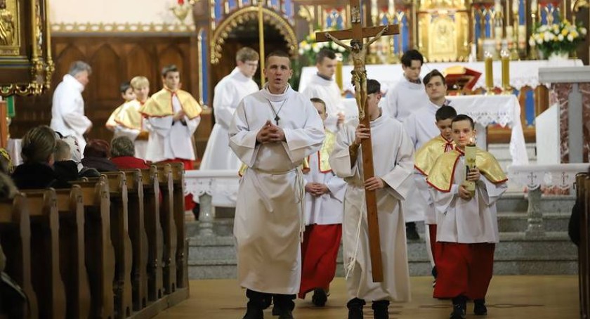 Ikona Świętej Rodziny dotarła do Budzowa. Biskup Mastalski przekazał uniwersalne życzenia