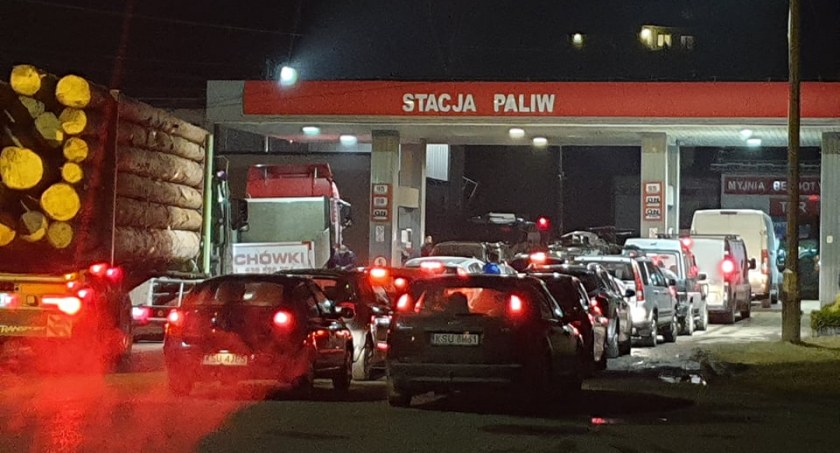 Polacy szturmują stacje paliw 