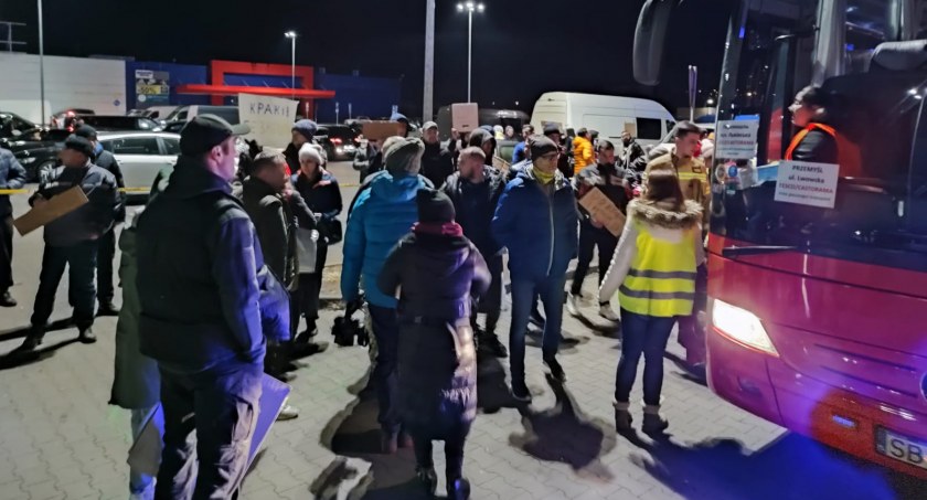 Jedni uciekają, inni wracają walczyć, a Polacy pomagają! (video)