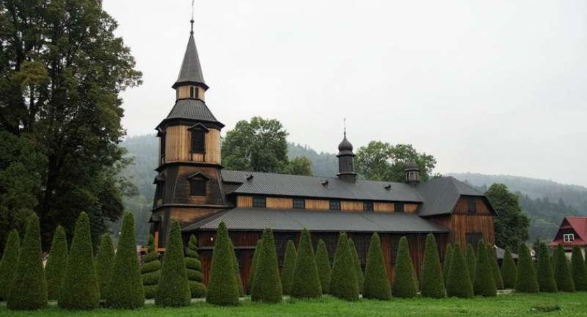 Sejmik zdecydował o remoncie zawojskiego kościoła i werandy w Suchej Beskidzkiej 