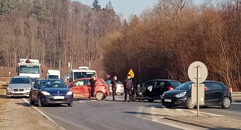 Wypadek w Zembrzycach. Jedna osoba trafiła do szpitala 