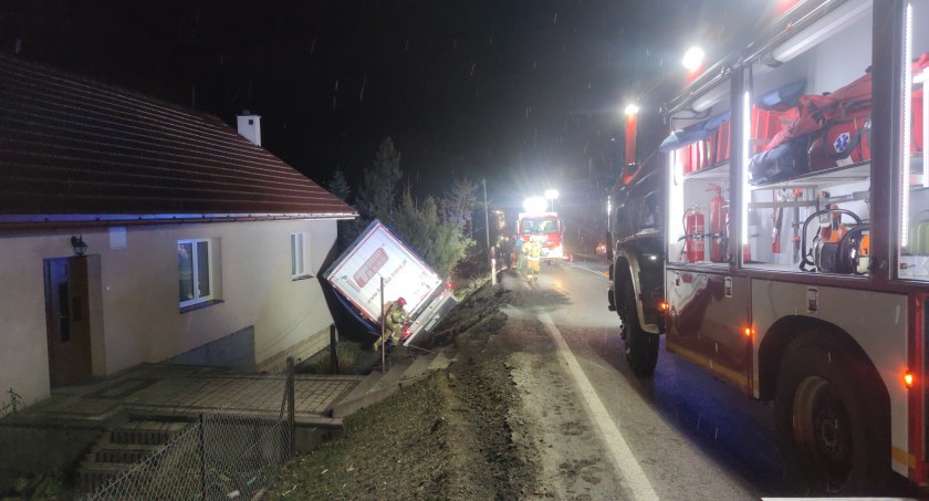 Maków Podhalański: Poważny wypadek na krajowej „28”. Ciężarówka wpadła na budynek mieszkalny (zdjęcia)