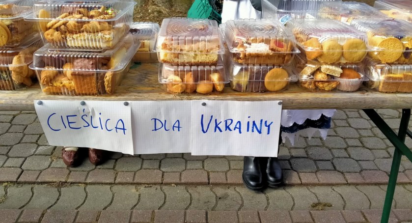 Cieślica serwowała ciasta pod kościołem. Cel był szczytny 