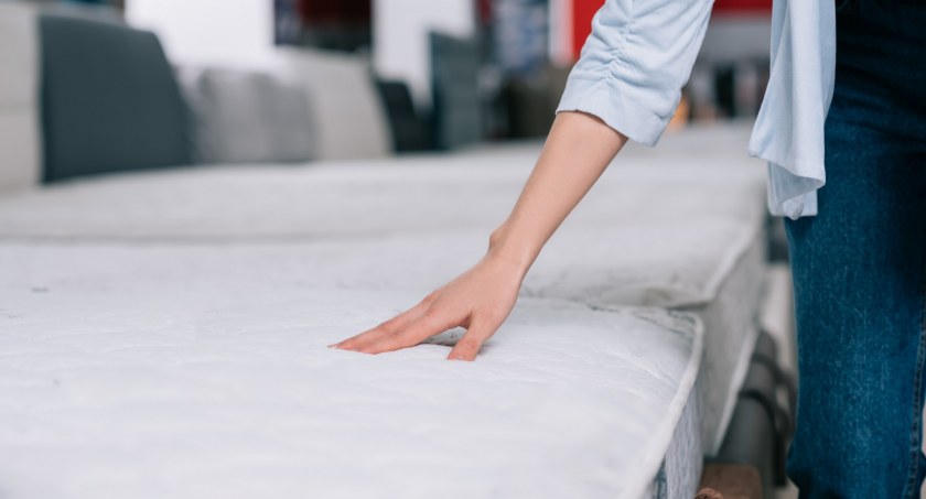 Materac nawierzchniowy 140x200 cm jako sposób na zużytą kanapę
