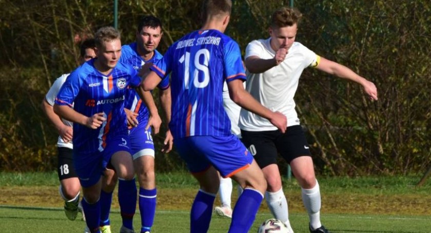 Co słychać po zimie w A-klasie? Przegląd ruchów transferów w lokalnych klubach