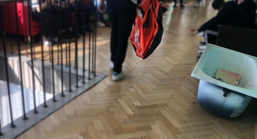  Uczniowie bez polecaków, książki w... czymkolwiek. Jakie przesłanie ma ta akcja? 