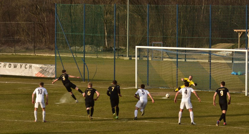 (VIDEO) IV-LIGA: Do ostatniej minuty ważyły się losy meczu w Białce