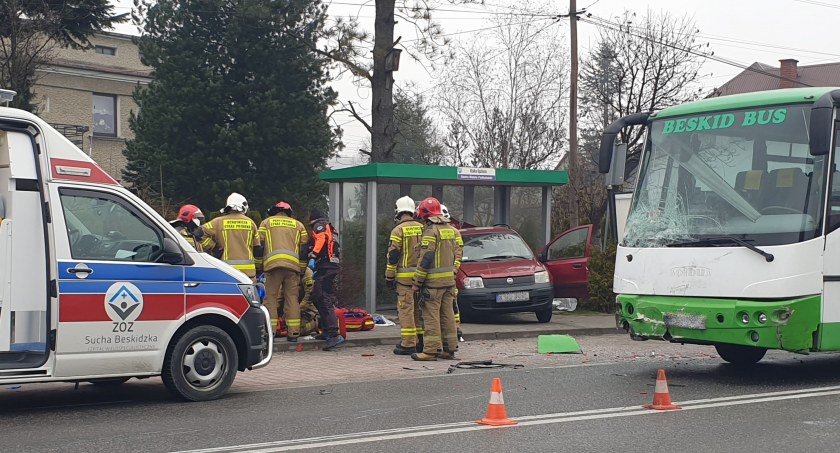 Zdarzenie samochodu z autobusem w Białce. Są poszkodowani 