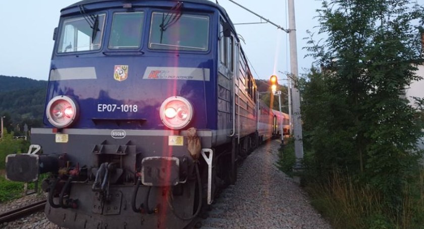 Remontują stacje i przystanki kolejowe, ale pociągi nie chcą na nich się zatrzymywać! 