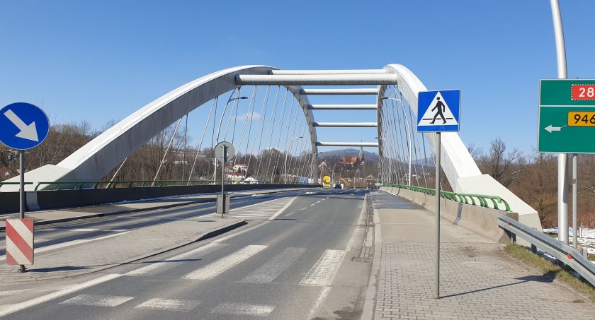 Uwaga! Śnieg i lód z mostu leci na przechodniów i samochody