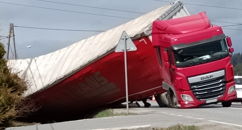 Ciągnik wjechał na drogę, naczepa już nie…