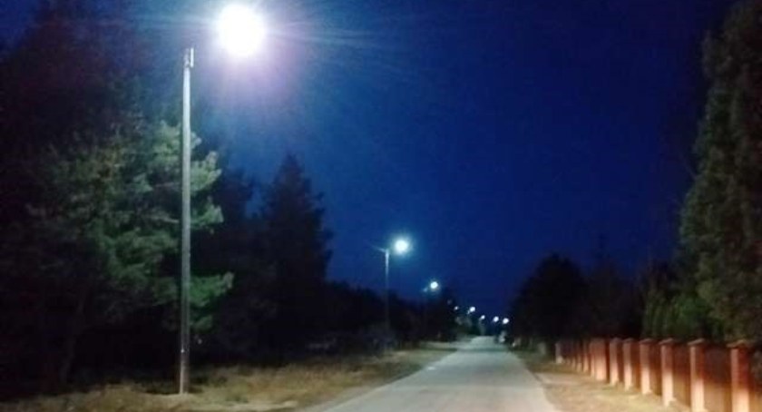 Maków Podhalański: Nowe lampy na osiedlu Tysiąclecia, kolejne są montowane w innych częściach miasta 