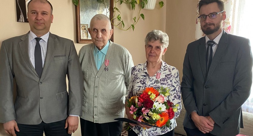 Wójt nadrobił pandemiczne zaległości. Jubilaci odznaczeni! 