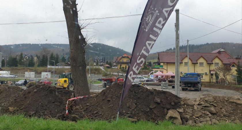 Zawoja: Ciężki sprzęt wjechał na parking w centrum wioski. Co tam powstanie?