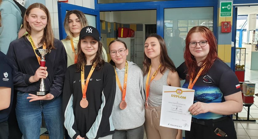 Młodzież z naszego powiatu na medal, czyli echa szkolnych, pływackich zawodów o mistrzostwo Małopolski