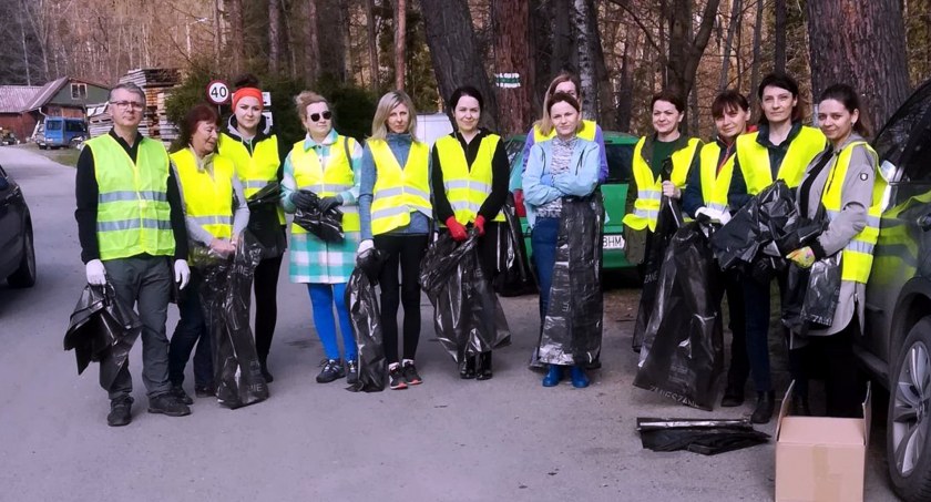 Sam wójt ubrał rękawiczki, odblaskową kamizelkę i z workiem ruszył sprzątać! 