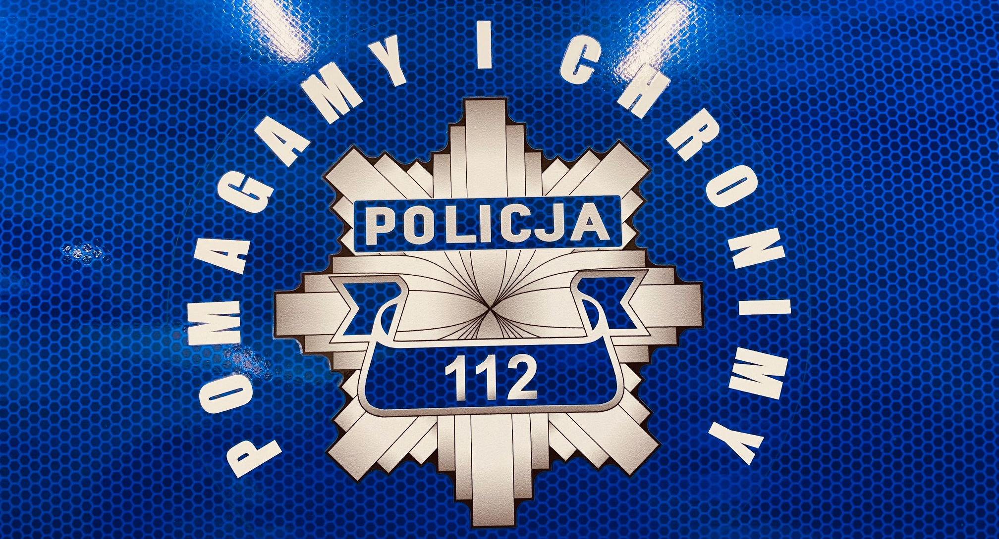 Policjanci z Makowa Podhalańskiego odnaleźli zagubioną w lesie 75-latkę