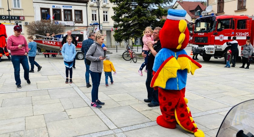 Pokaz służb mundurowych na suskim rynku 