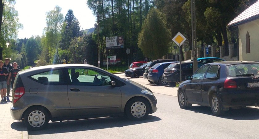 Mercedes „zaparkował” na środku drogi 