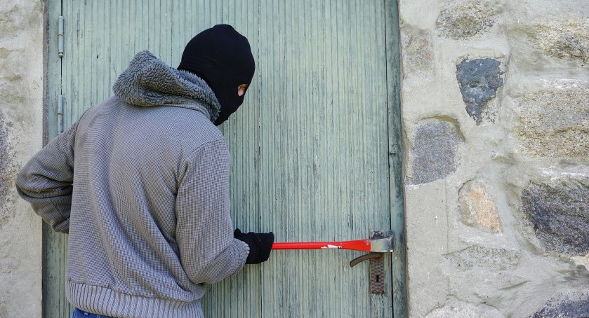 Policjanci radzą jak zabezpieczyć mieszkanie przed wyjazdem na wakacje