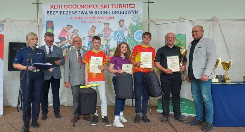 Uczniowie z SP Sidzina drużynowo i indywidualnie na podium wojewódzkich zawodów BRD