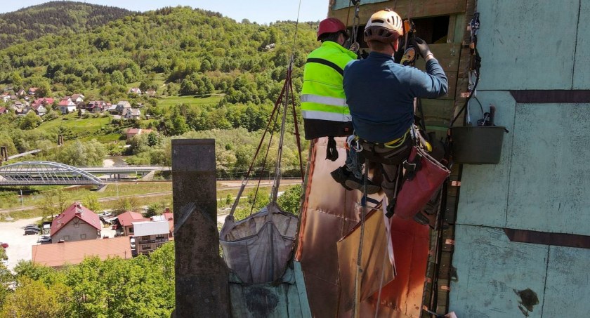Alpiniści na suskiej wieży kościelnej 