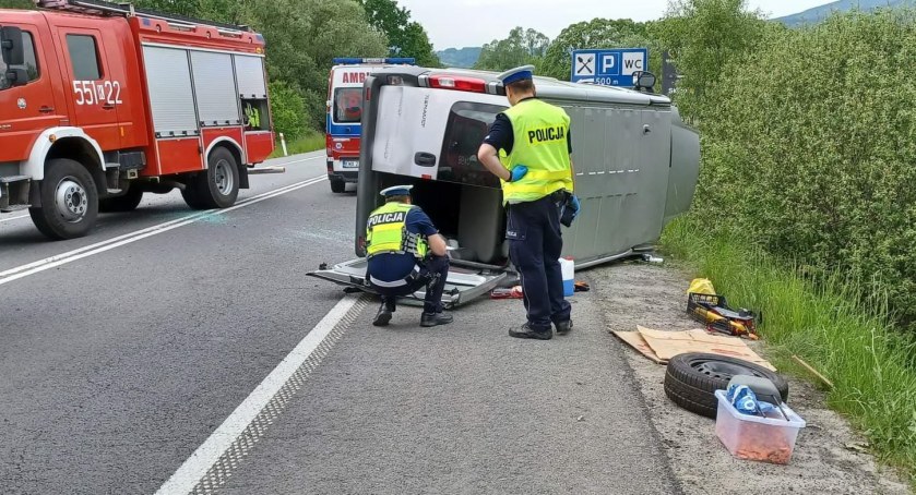 Poważny wypadek w Mucharzu. Droga z Suchej do Wadowic zablokowana