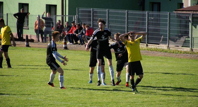 (VIDEO, FOTO) A-KLASA SUSKA: Karne, czerwone kartki, kontrowersje, czyli derby BCS z Huraganem w całej okazałości, Franik razy cztery i Garbarz wygrywa, Partyka razy raz i Strzelec też ma trzy punkty