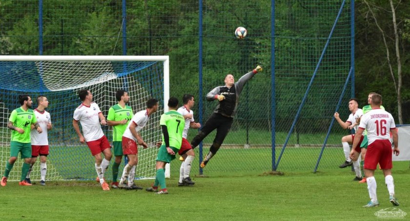 Piłkarski weekend: Ostatni zryw(y) Tempa. Czy szampany wystrzelą w Jordanowie i Sidzinie? Lachy-Garbarz i Huragan-Bystra, czyli ostatki derbowe
