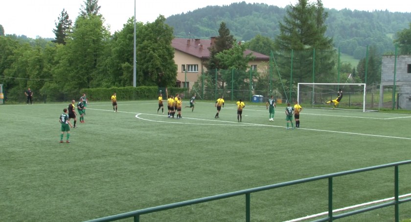 (VIDEO, FOTO) A-KLASA SUSKA: Petarda Wojciecha Targosza, Bystra po 6 latach zdobywa Skawicę, prezenty Żarek dla Jałowca