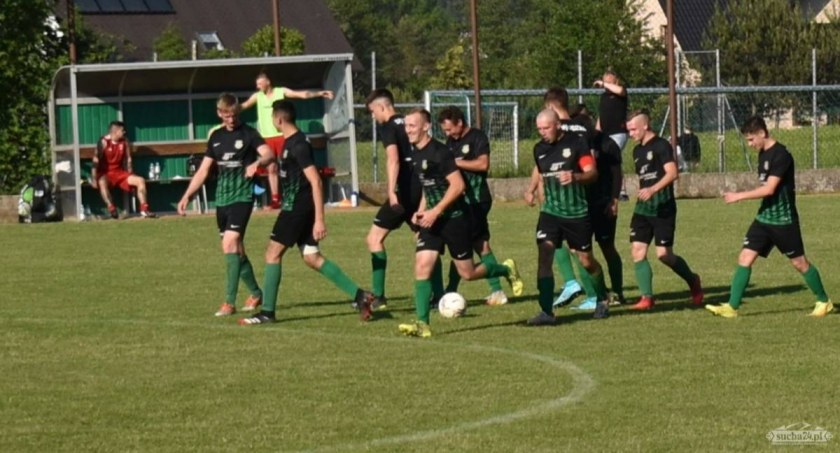 (FOTO) B-KLASA: Historyczny awans Dębu Sidzina, strzelecki trening Świtu z Bieńkówką trwał tylko 45 minut, Łukasz Orędarz zalicza wejście smoka