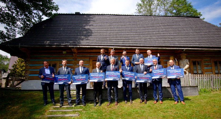 Starosta, burmistrzowie i wójtowie odebrali czeki. Niemal 90 mln zł z Polskiego Ładu dla powiatu suskiego (video)