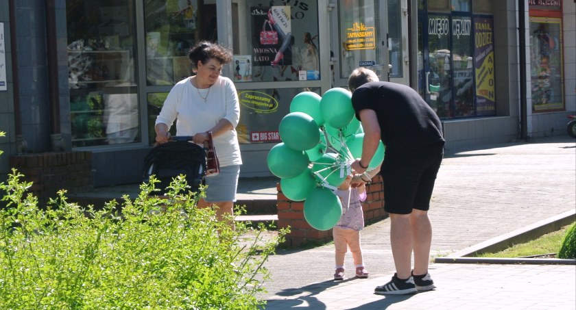 Dzieci skarbem narodu. Młodzież rozdawała dzieciom balony 