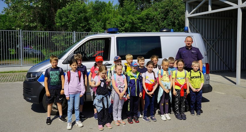 Uczniowie na komendzie. Kto z nich zostanie policjantem? 
