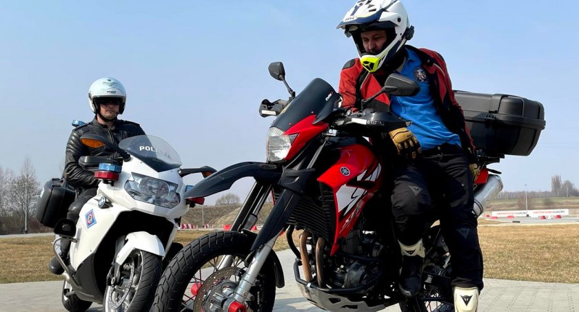 Motocykliści, ale i kierowcy dwuśladów muszą mieć oczy dookoła głowy 
