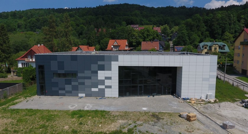 Maków Podhalański: Burmistrz na wniosek radnych podliczył ile dotychczas kosztowała budowa Podbabiogórskiego Centrum Kultury 