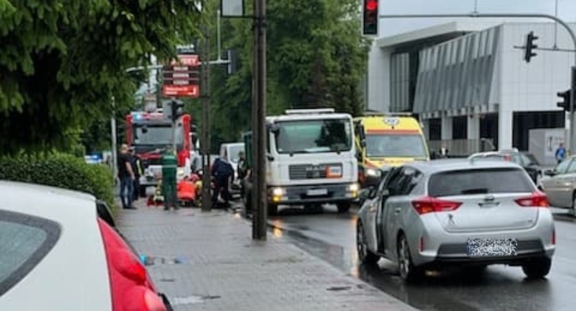 Najpierw wtargnął pod ciężarówkę, a potem… 