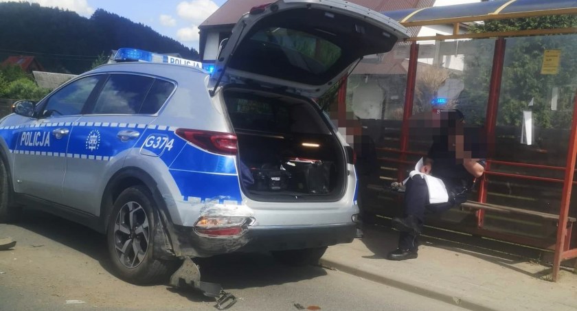 Gdy pomagali, w radiowóz sami oberwali. W tle nie tylko promile 