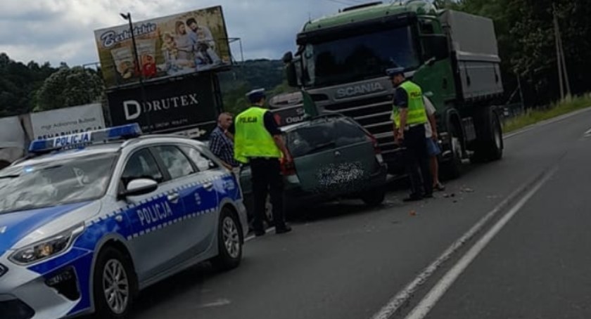 Sucha Beskidzka: Wjechał renaultem pod ciężarówkę 