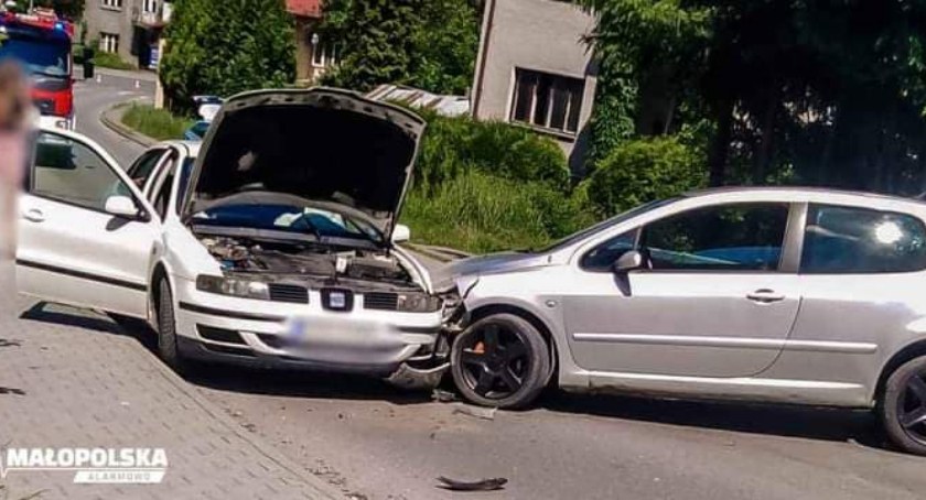 Sucha Beskidzka: Zderzenie peugeota z seatem. Na mandacie się nie skończy... 