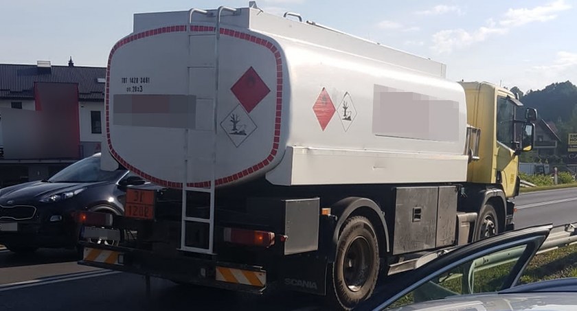 Nawet wiozący paliwo usiadł za kierownicą po kilku głębszych