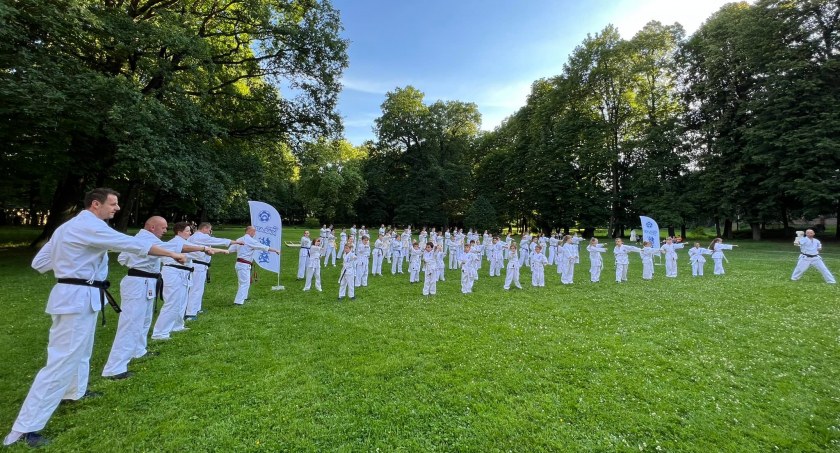 Pokazowy trening karate na zakończenie sezonu 