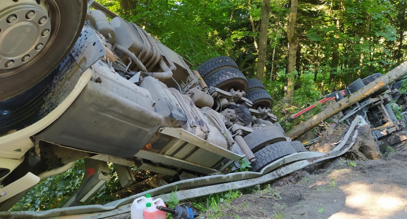 Poważny wypadek na trasie z Suchej Beskidzkiej do Żywca 