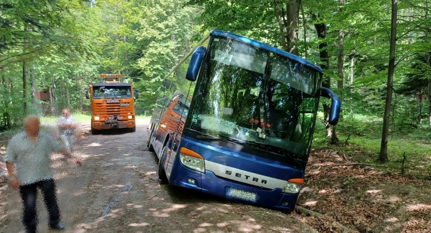 Autokar zsunął się do rowu 