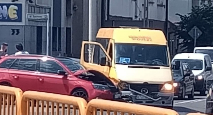 Maków Podhalański: Zderzenie busa z kombi 