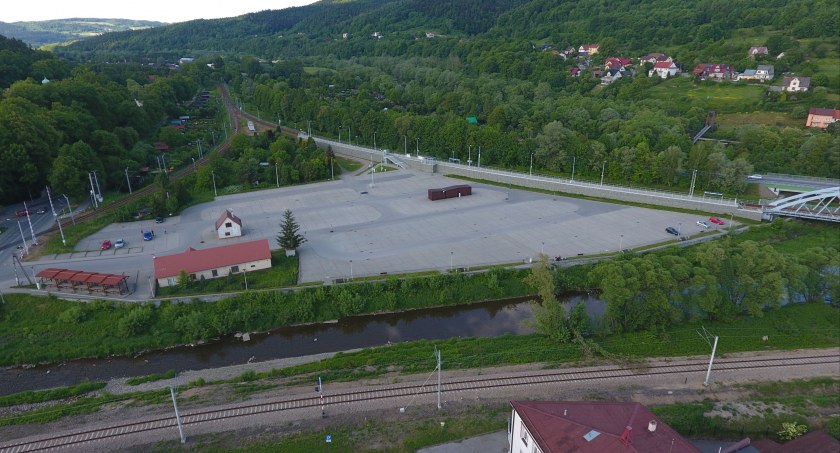 Sucha Beskidzka: Piją, palą i do tego śmiecą. Dzielnicowi mają wkroczyć do akcji 