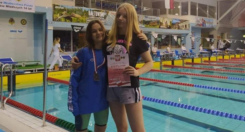 Ewa Wrona i Milena Łazarz startują na Mistrzostwach Polski U-16 Juniorów w pływaniu