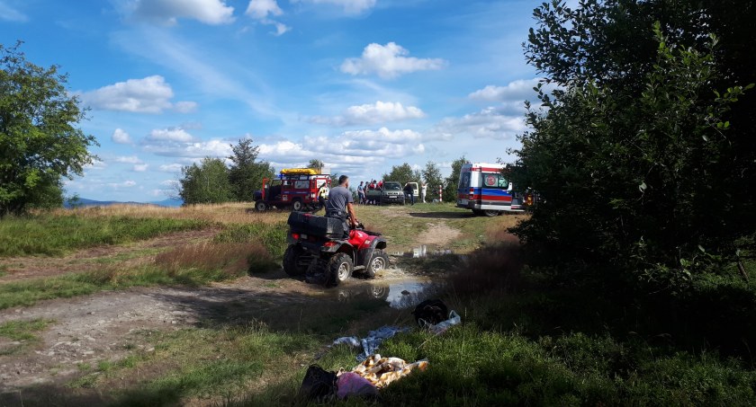 Niebezpieczne zdarzenie na Koskowej Górze. Po poszkodowanego przyleciał śmigłowiec (video)